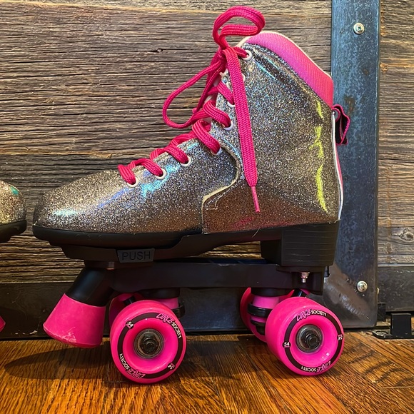Big Kids roller skates adjustable sizing 3-7 - Picture 2 of 4